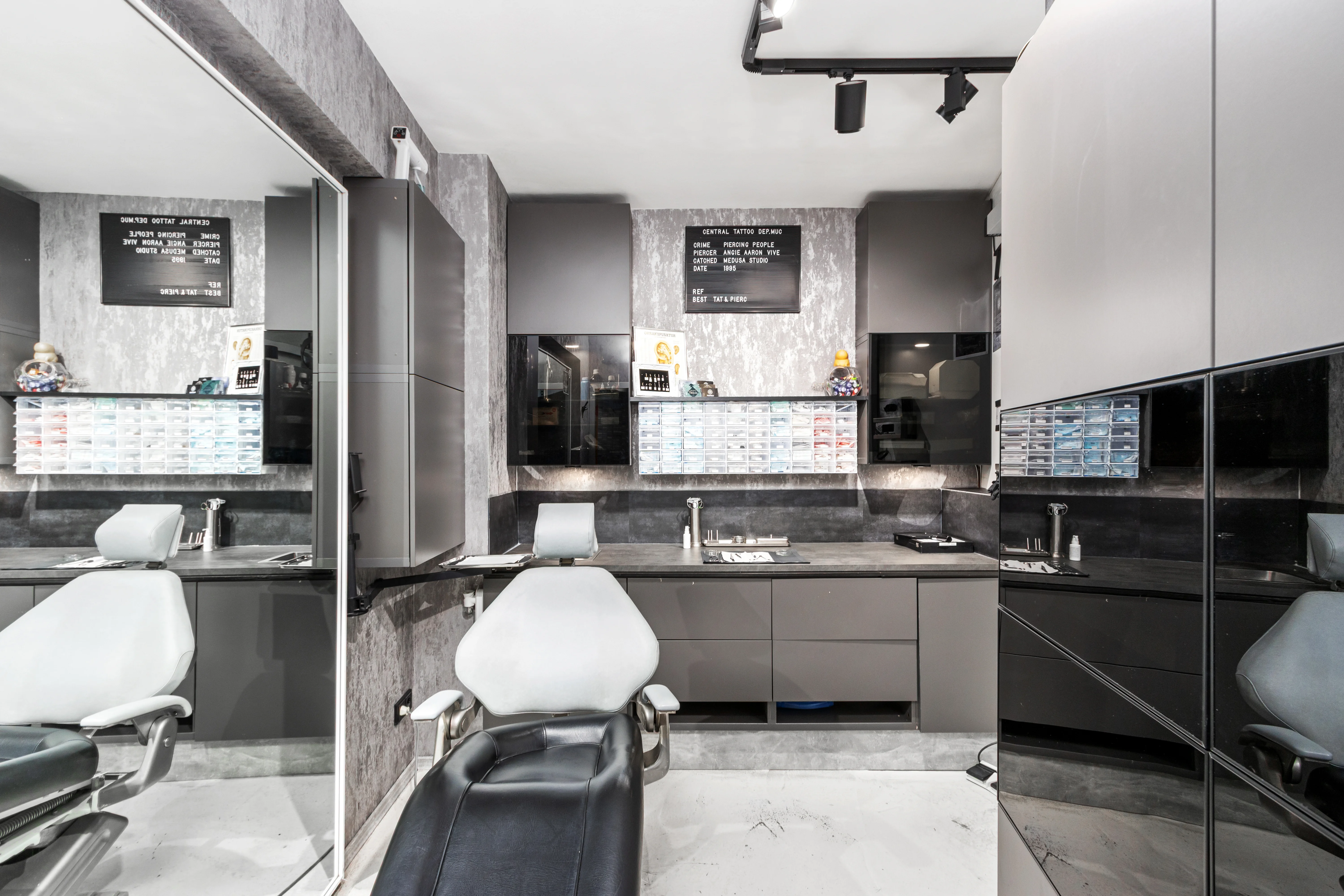 Piercing room inside the Medusa Tattoo studio Munich with treatment chair