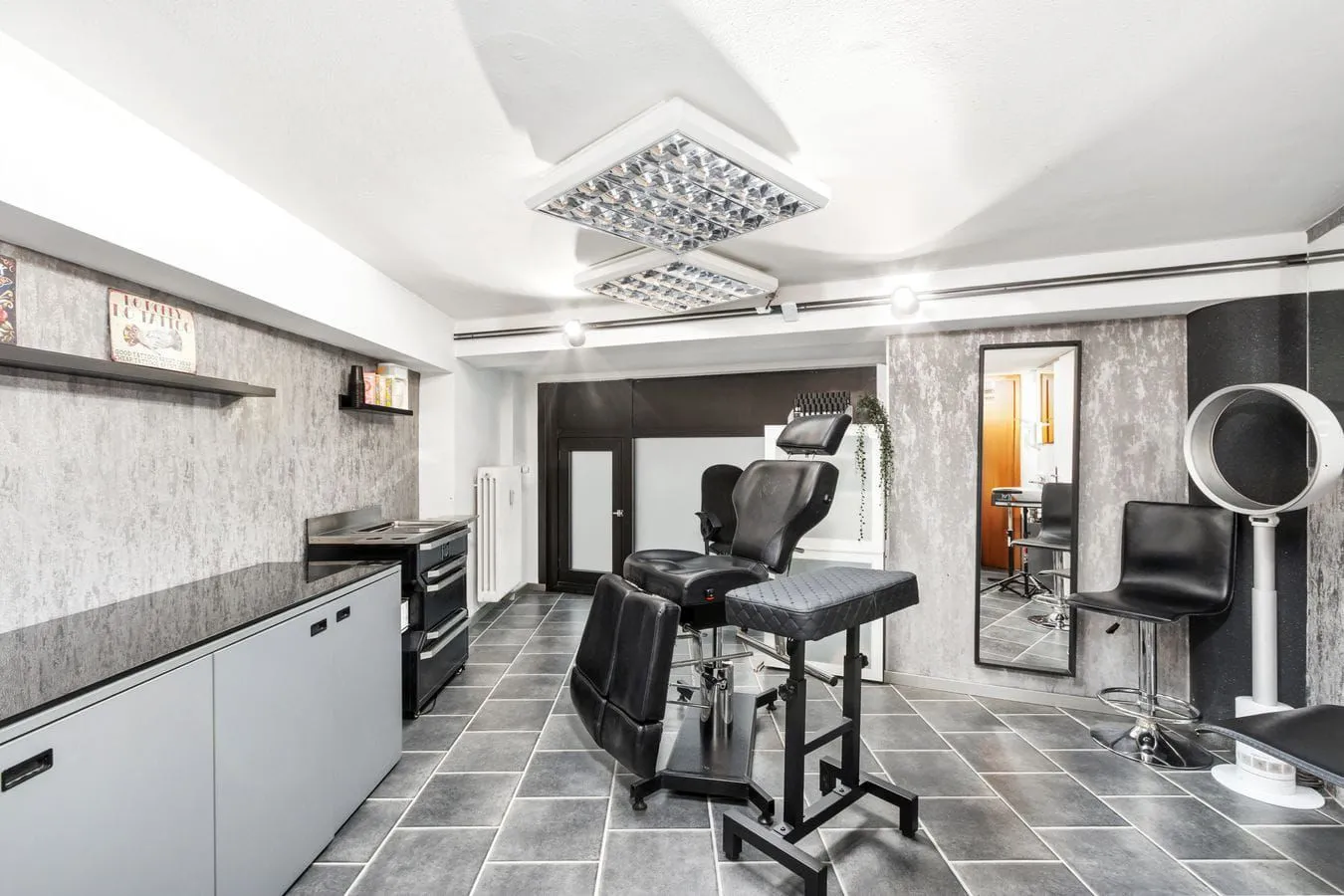 Treatment room on the first floor of Medusa Tattoo Munich with a modern setup
